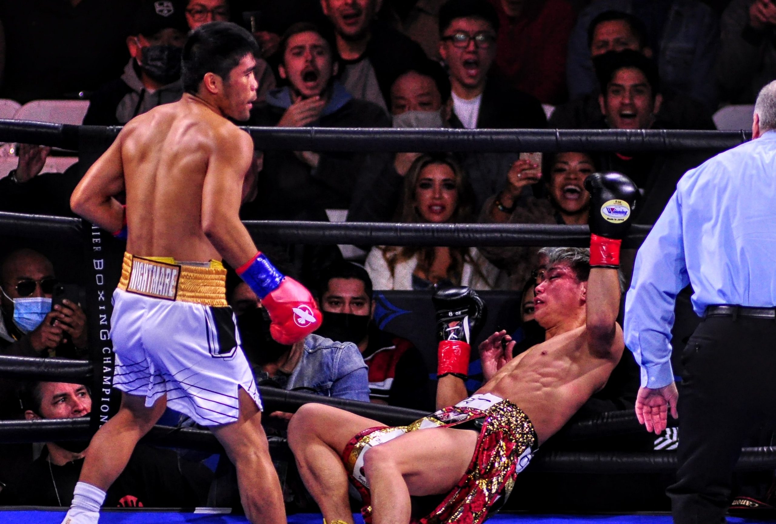 Marlon Tapales (left) overwhelmed Ring-rated Hiroaki Teshigawara in two rounds. Photo by German Villasenor