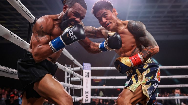 Mark Magsayo upsets Gary Russell Jr., wins WBC featherweight title by majority decision