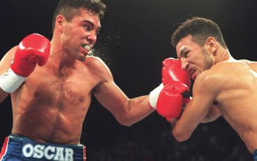 In 1995, a lightweight champion and P4P player, De La Hoya, was on the verge of superstardom
