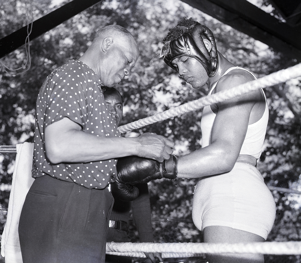 Boxer Joe Louis Wearing Boxing Gloves Wood Print