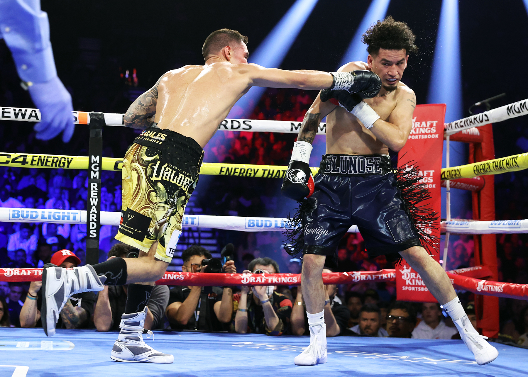 Oscar Valdez outpoints Adam Lopez over 10 rounds