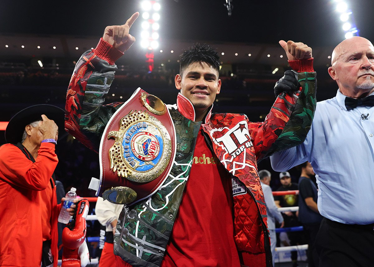 Emanuel Navarrete puts his belt on the line against Robson Conceicao on Nov. 16